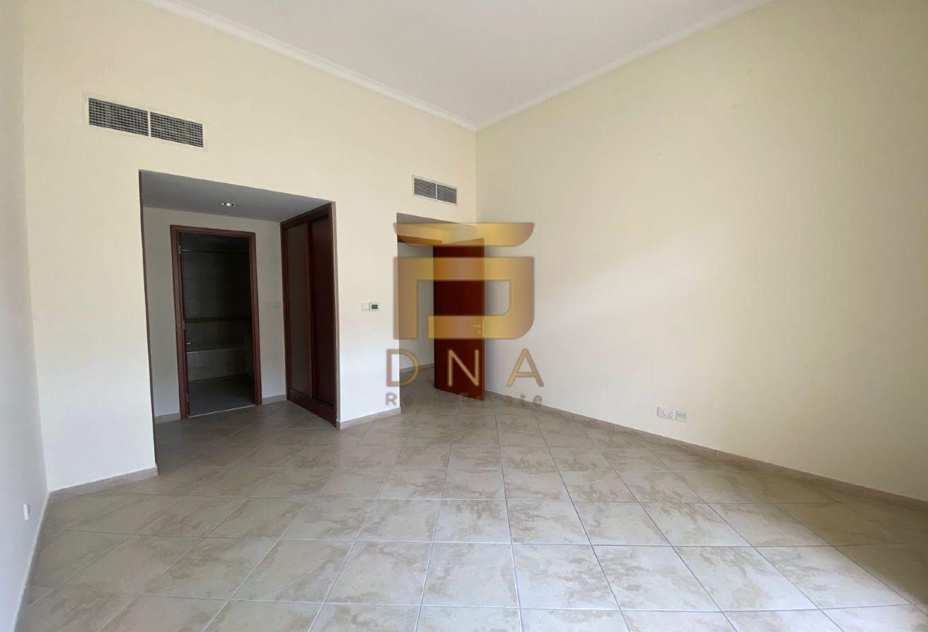 Well Maintained With 2 Balconies Mid Floor photo 19