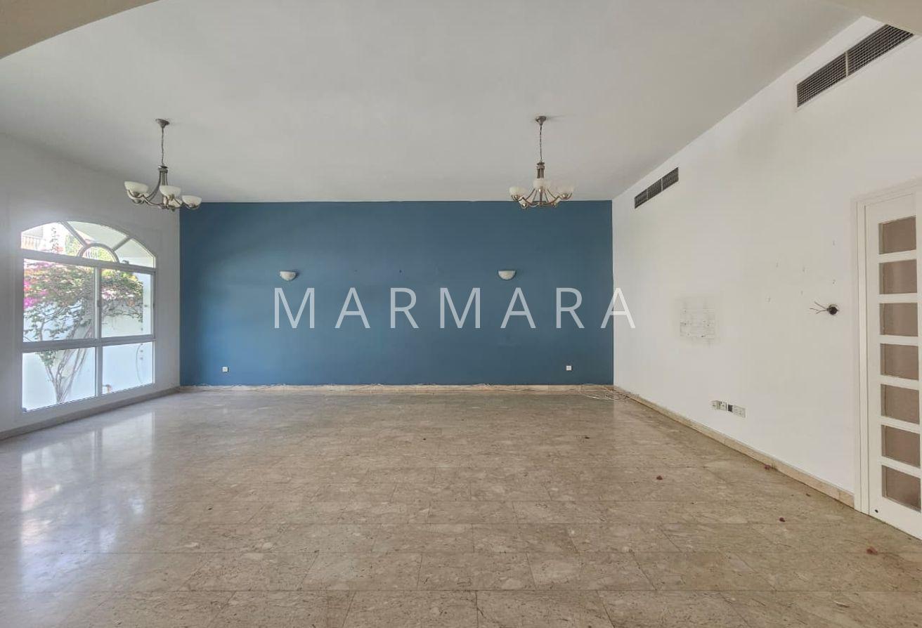 Spacious Well Maintained villa | Garden | Pool photo 7