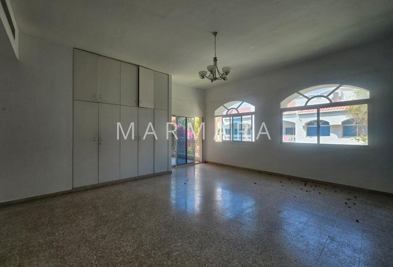 Spacious Well Maintained villa | Garden | Pool photo 12