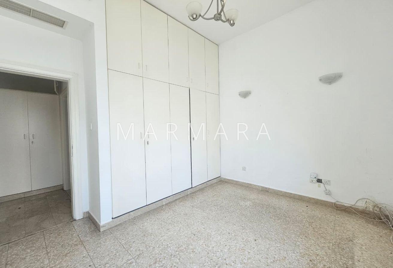 Spacious Well Maintained villa | Garden | Pool photo 10