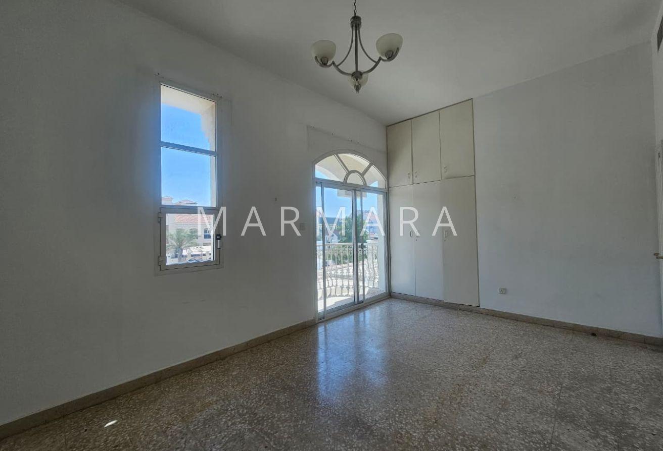 Spacious Well Maintained villa | Garden | Pool photo 19