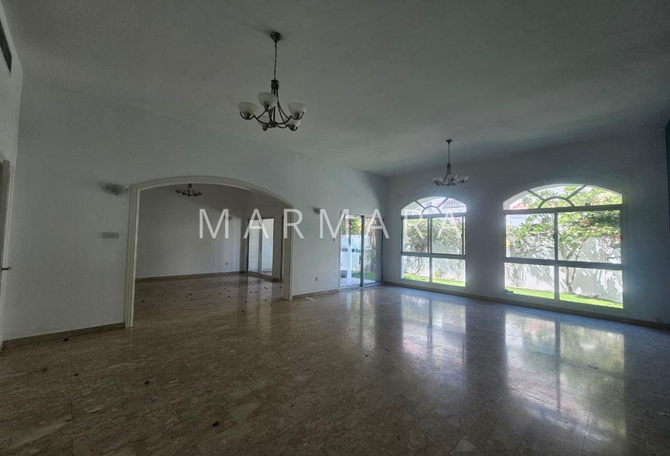 Spacious Well Maintained villa | Garden | Pool photo 4