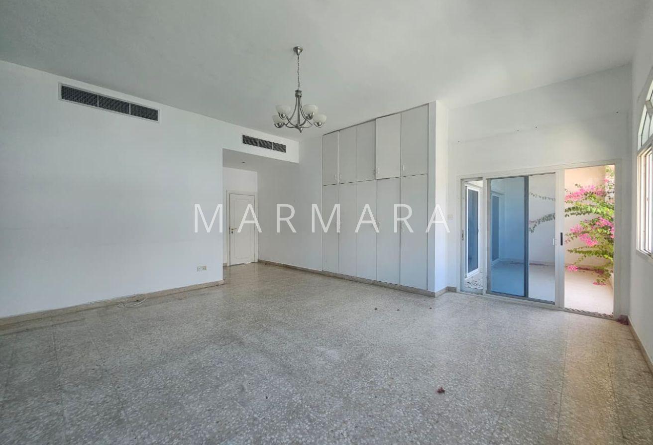 Spacious Well Maintained villa | Garden | Pool photo 15