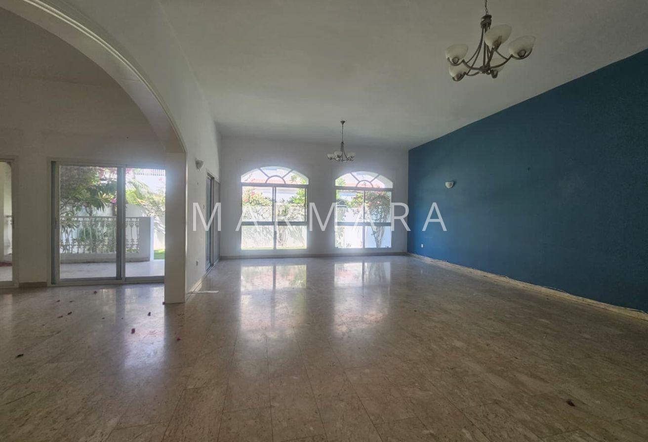 Spacious Well Maintained villa | Garden | Pool photo 6