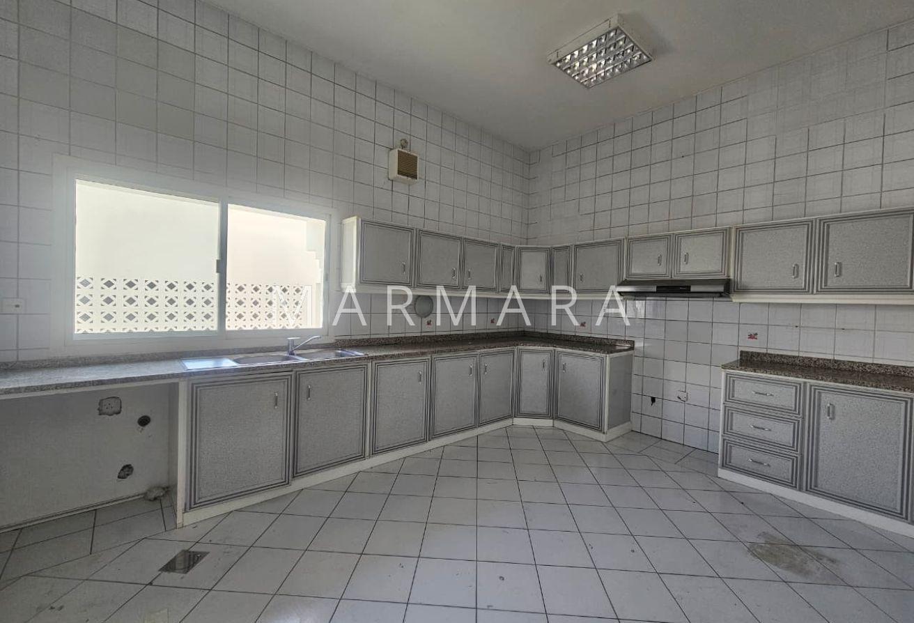 Spacious Well Maintained villa | Garden | Pool photo 9