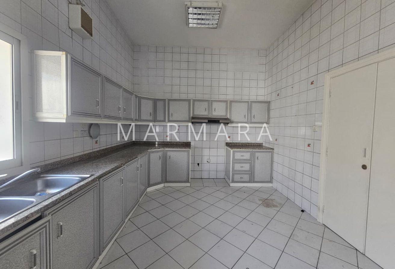 Spacious Well Maintained villa | Garden | Pool photo 3