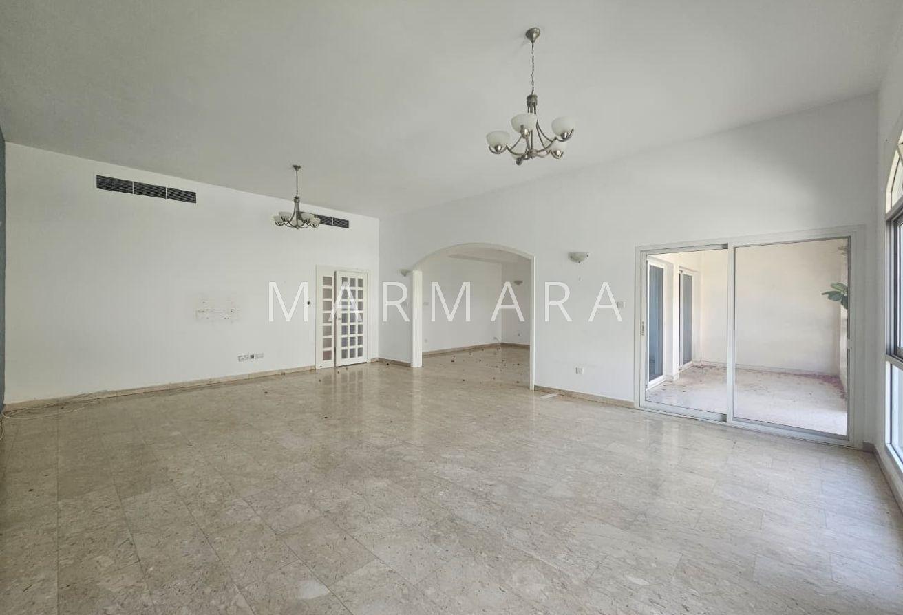 Spacious Well Maintained villa | Garden | Pool photo 8