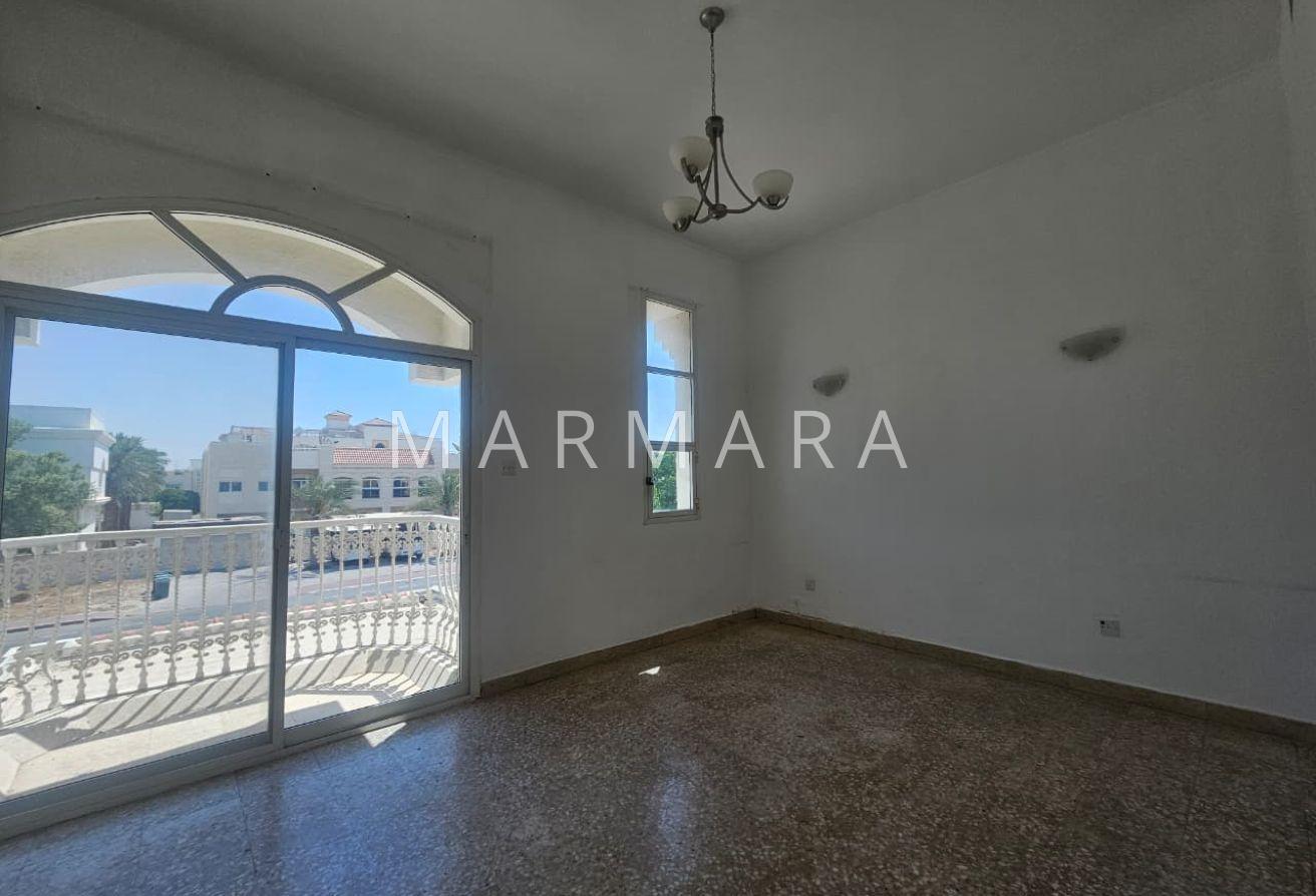 Spacious Well Maintained villa | Garden | Pool photo 18