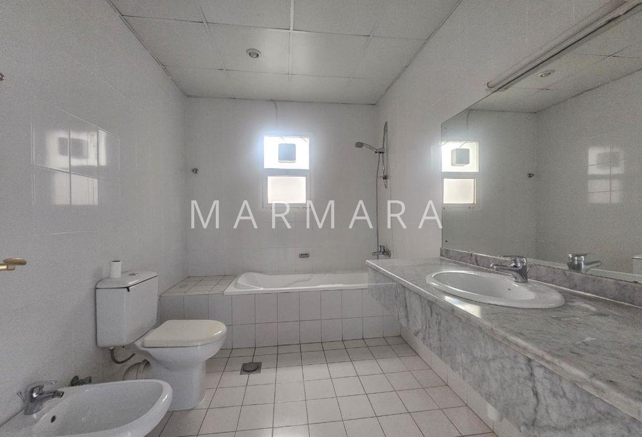 Spacious Well Maintained villa | Garden | Pool photo 14
