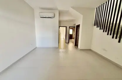 Villa - 5 Bedrooms - 5 Bathrooms for rent in Jumeirah 1 Villas - Jumeirah 1 - Jumeirah - Dubai