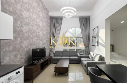 مكتب - 8 غرف نوم - 2 حمامات للايجار في صبحة زفير - الخليج التجاري - دبي