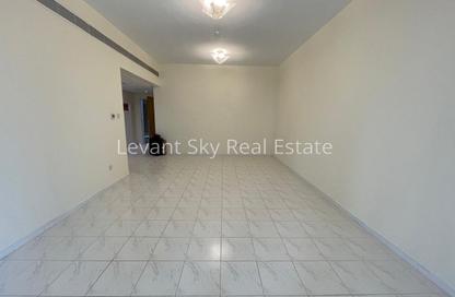 Apartment - 2 - 2 for rent in Sahara Tower - Sheikh Zayed Road - Dubai
