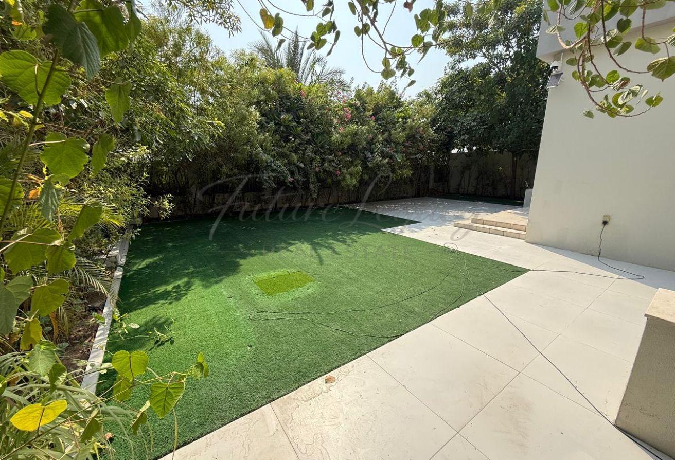 SPACIOUS 4 BEDROOM VILLA l W/ LARGE GARDEN l READY photo 15