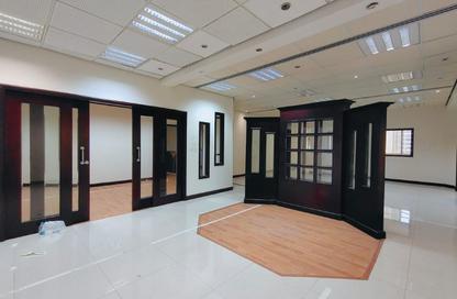 Office Space - Studio - 1 Bathroom for rent in City Center Building - Hamdan Street - Abu Dhabi