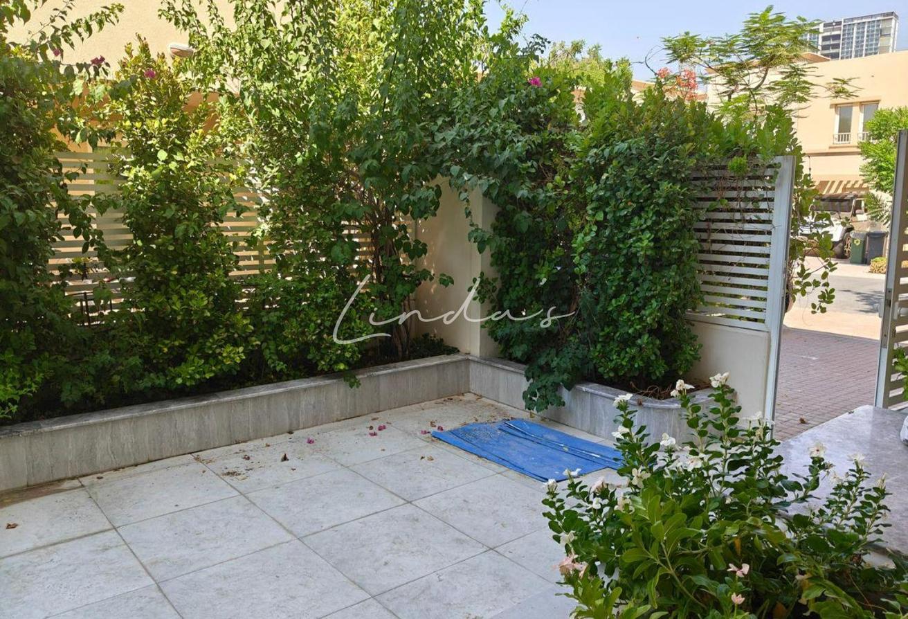 Single Row | Upgraded | three bed plus Maids Room photo 8