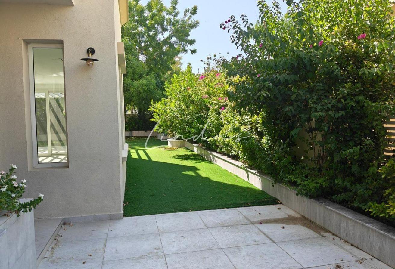 Single Row | Upgraded | three bed plus Maids Room photo 3