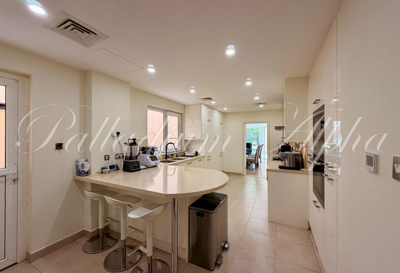 5 Bedrooms | Upgraded | Close to Pool photo 3