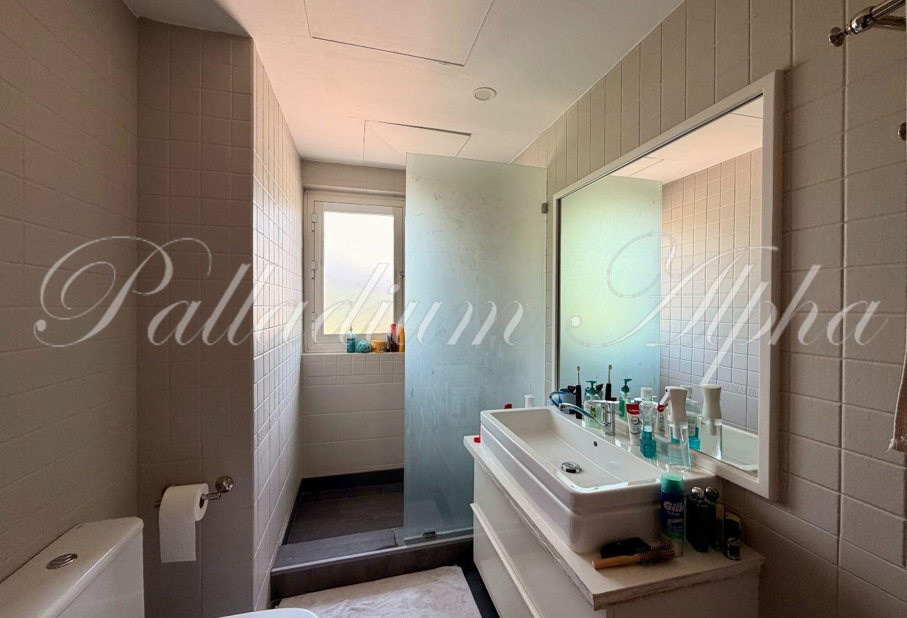 5 Bedrooms | Upgraded | Close to Pool photo 25