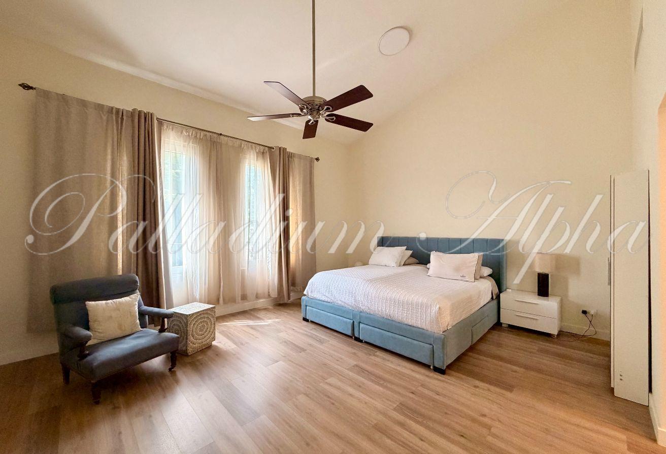 5 Bedrooms | Upgraded | Close to Pool photo 18