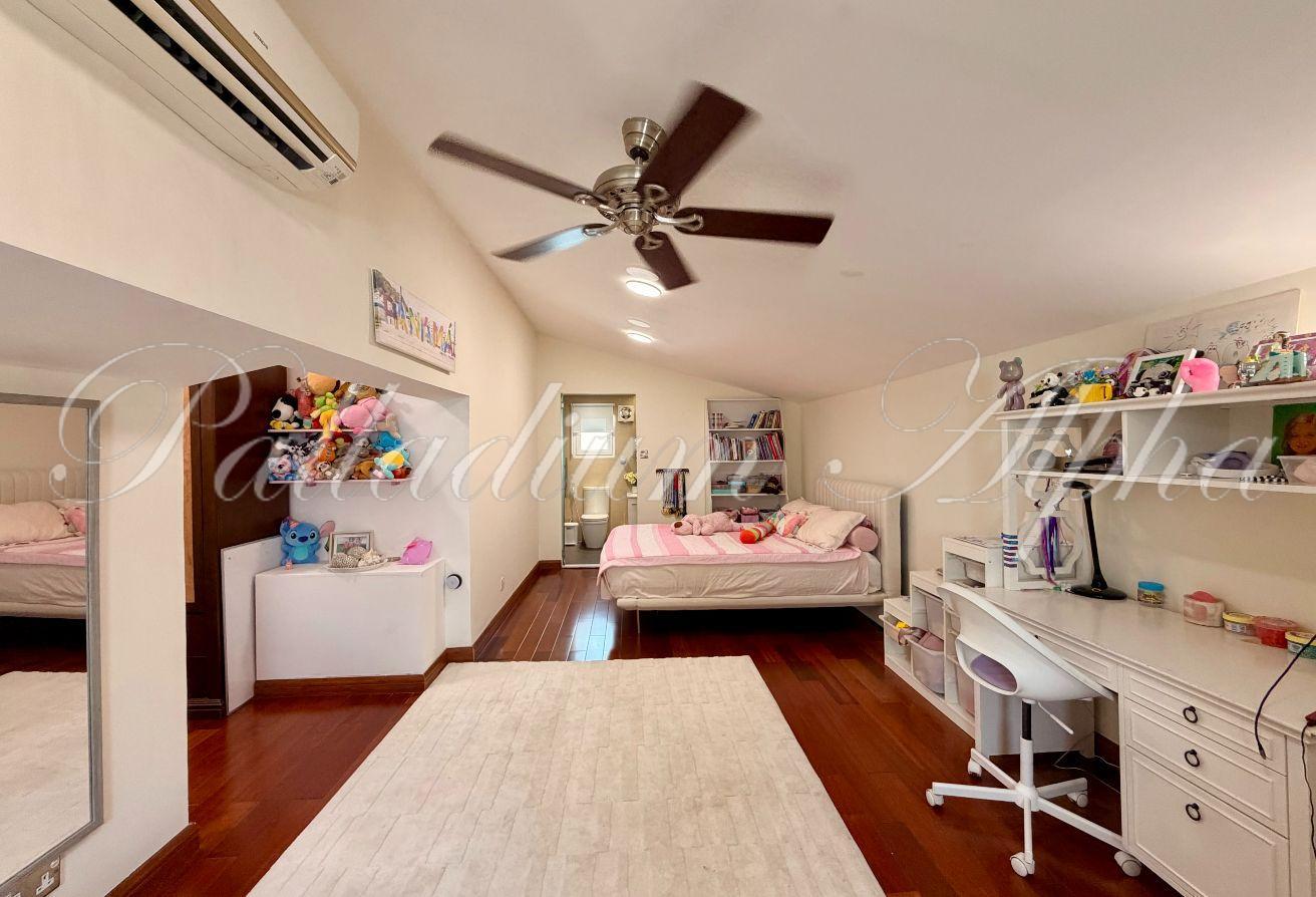 5 Bedrooms | Upgraded | Close to Pool photo 14