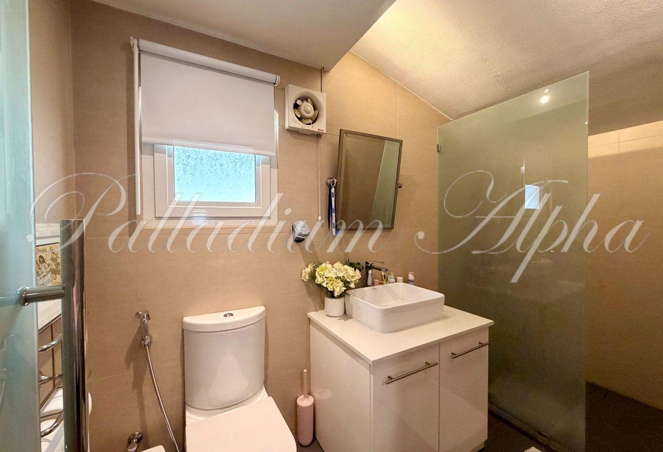 5 Bedrooms | Upgraded | Close to Pool photo 13
