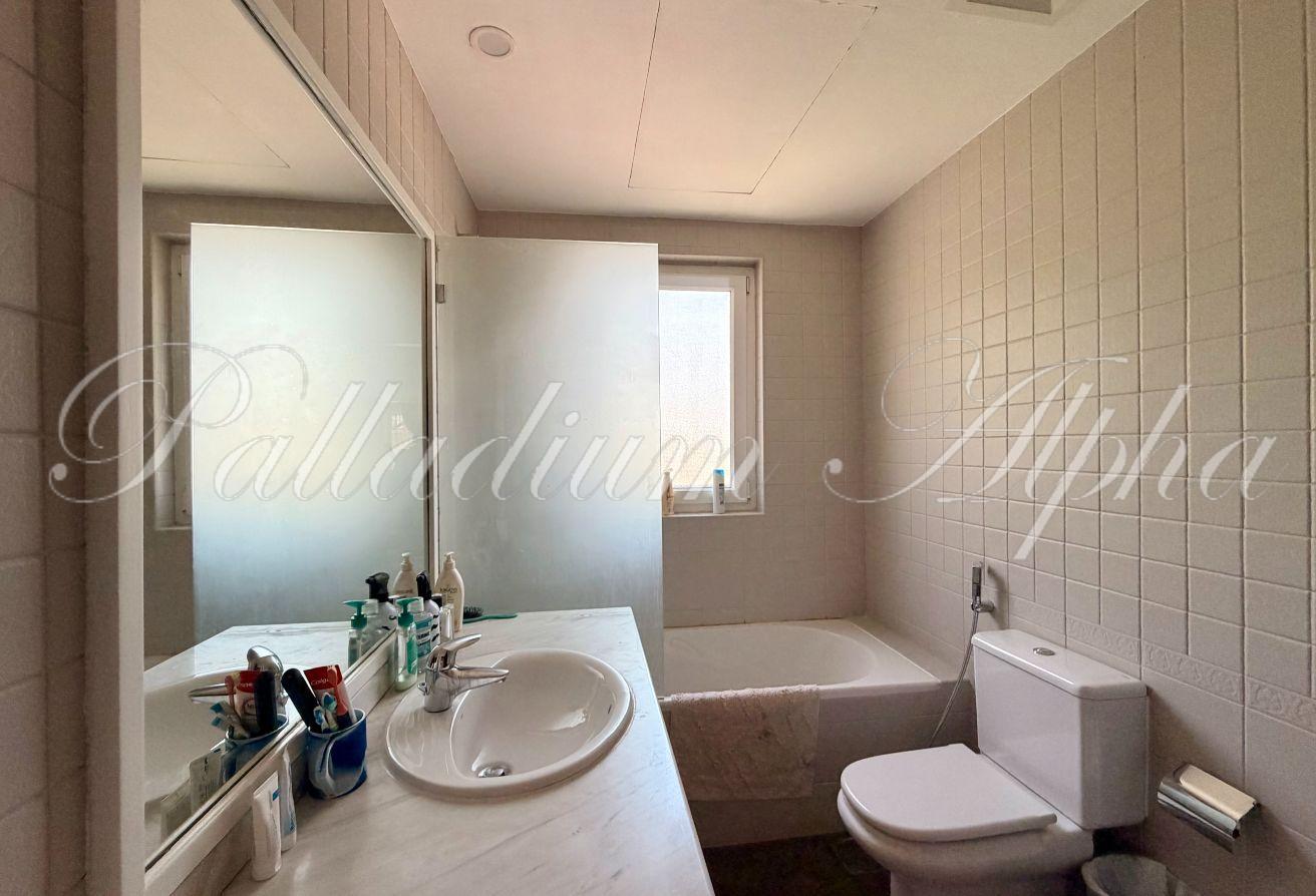 5 Bedrooms | Upgraded | Close to Pool photo 24