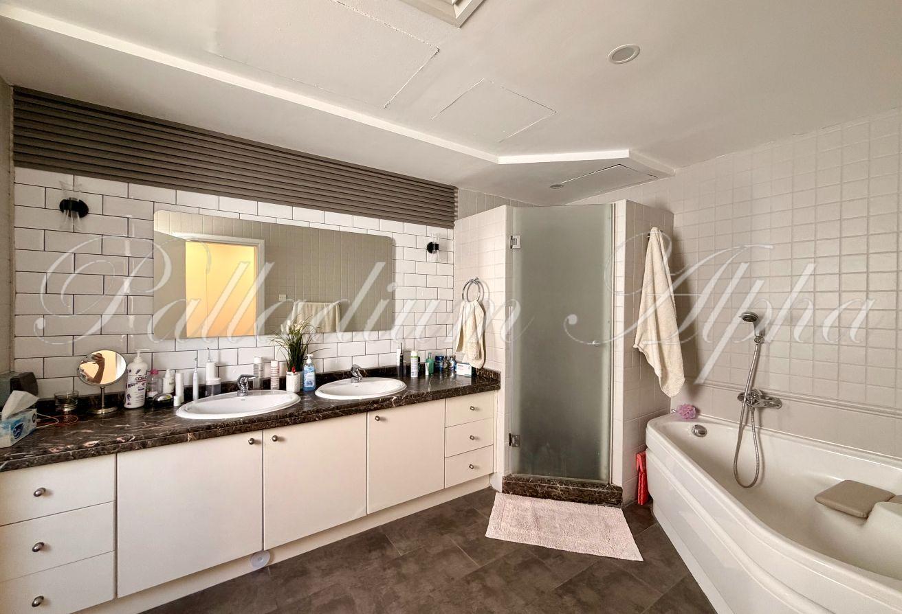 5 Bedrooms | Upgraded | Close to Pool photo 4