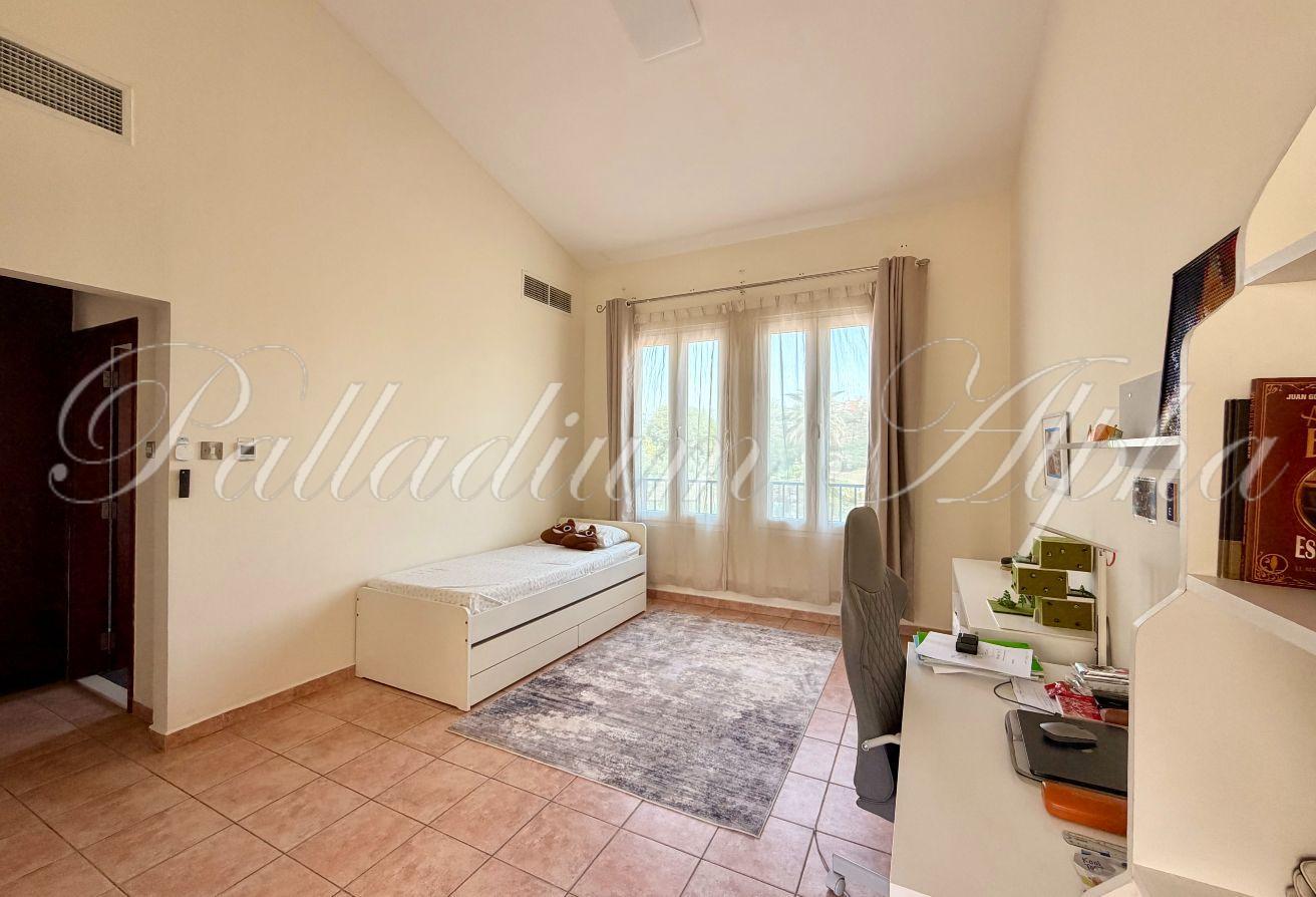 5 Bedrooms | Upgraded | Close to Pool photo 8
