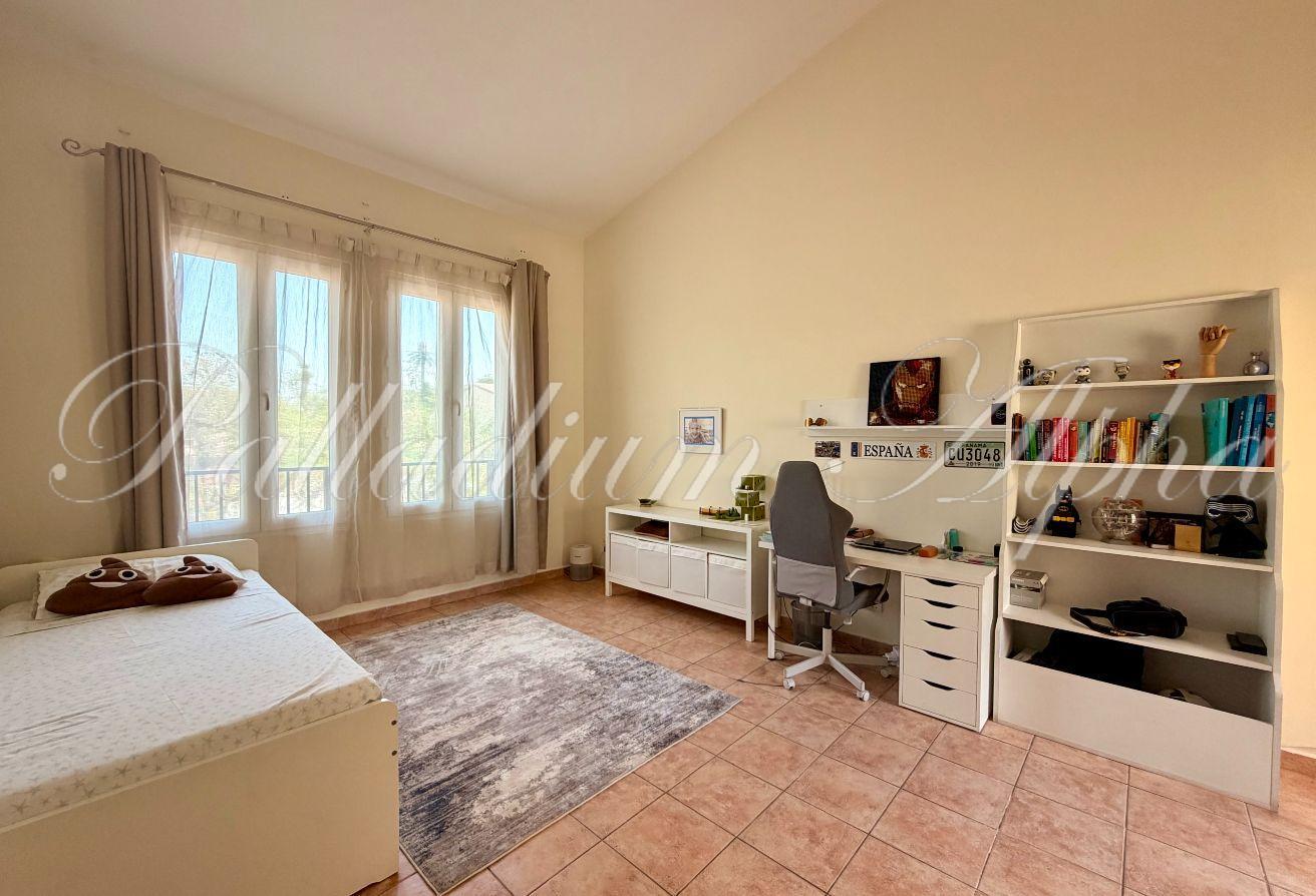 5 Bedrooms | Upgraded | Close to Pool photo 9