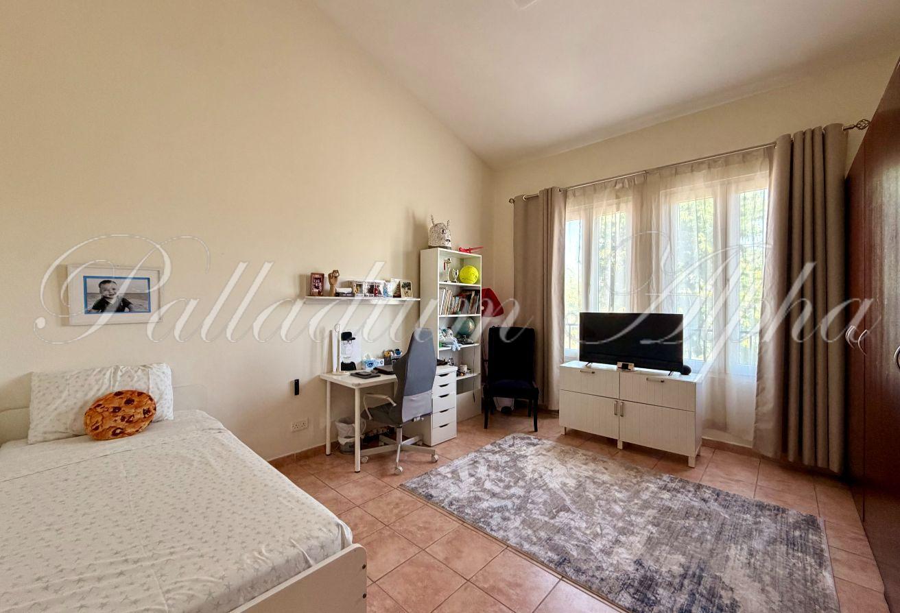 5 Bedrooms | Upgraded | Close to Pool photo 10