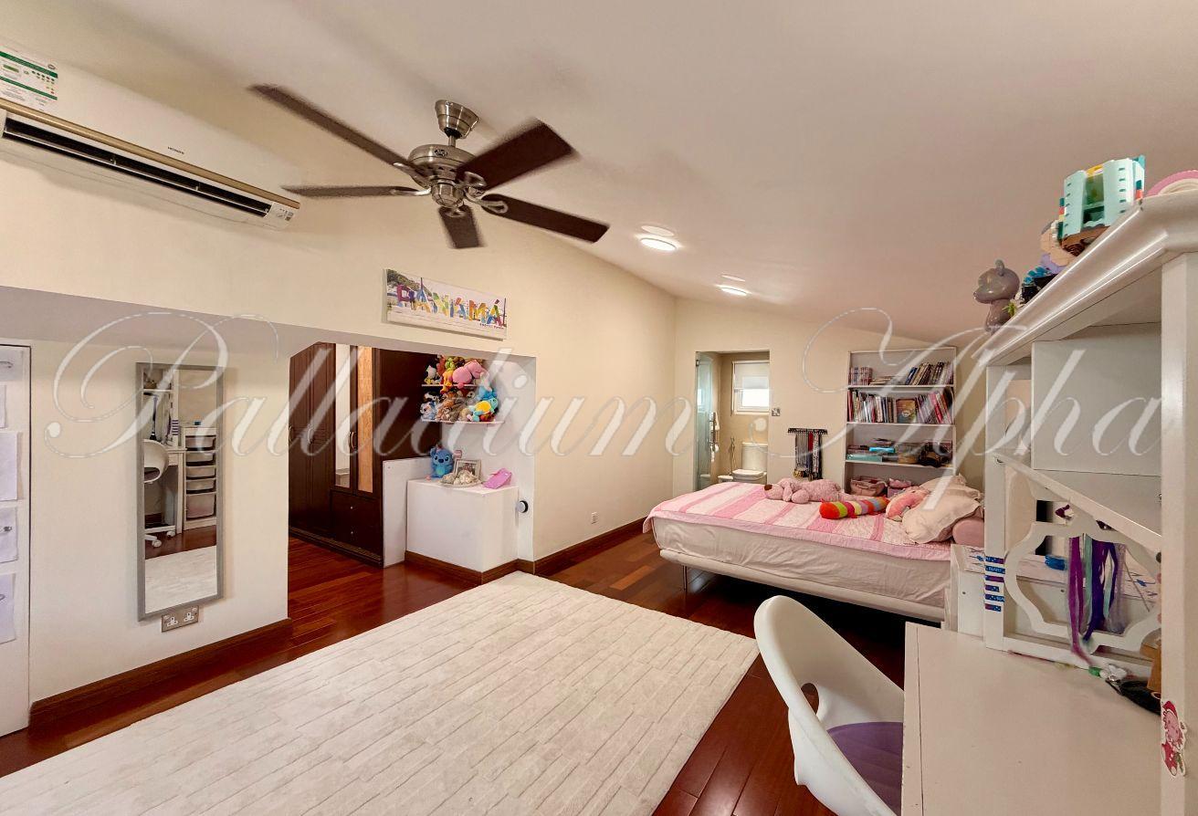 5 Bedrooms | Upgraded | Close to Pool photo 12