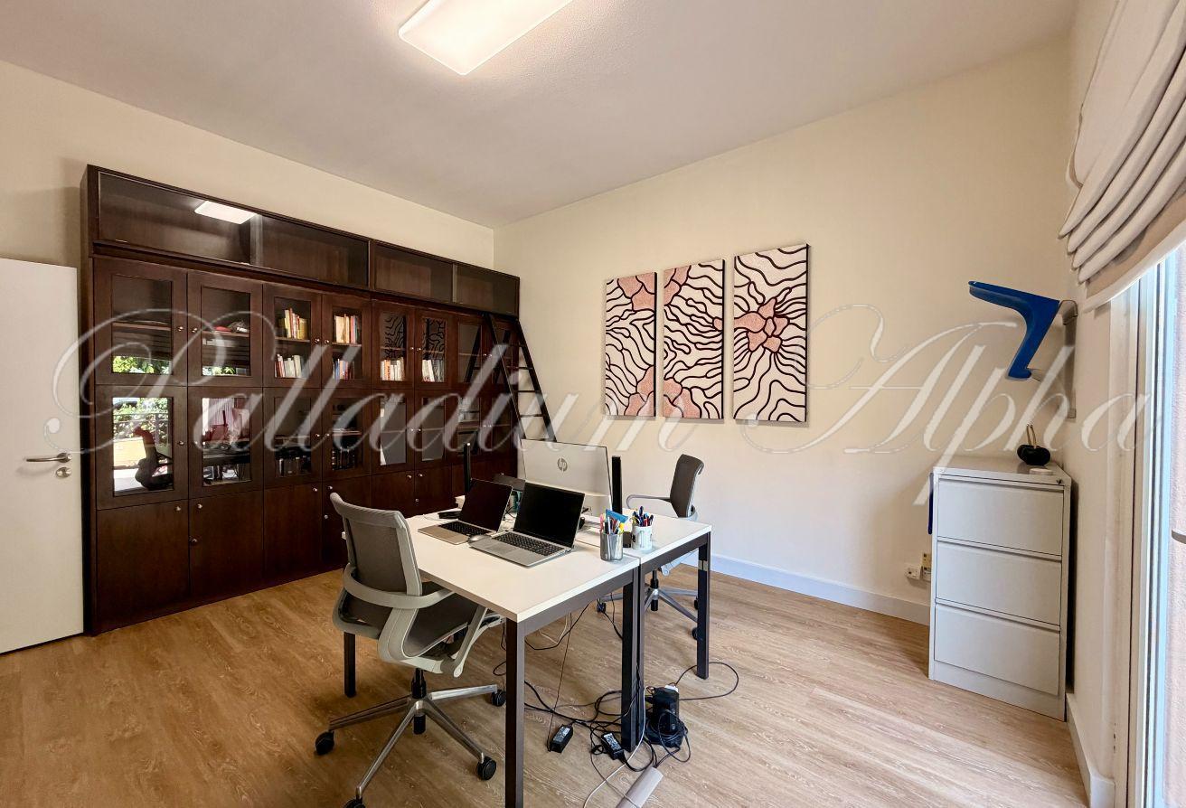 5 Bedrooms | Upgraded | Close to Pool photo 21