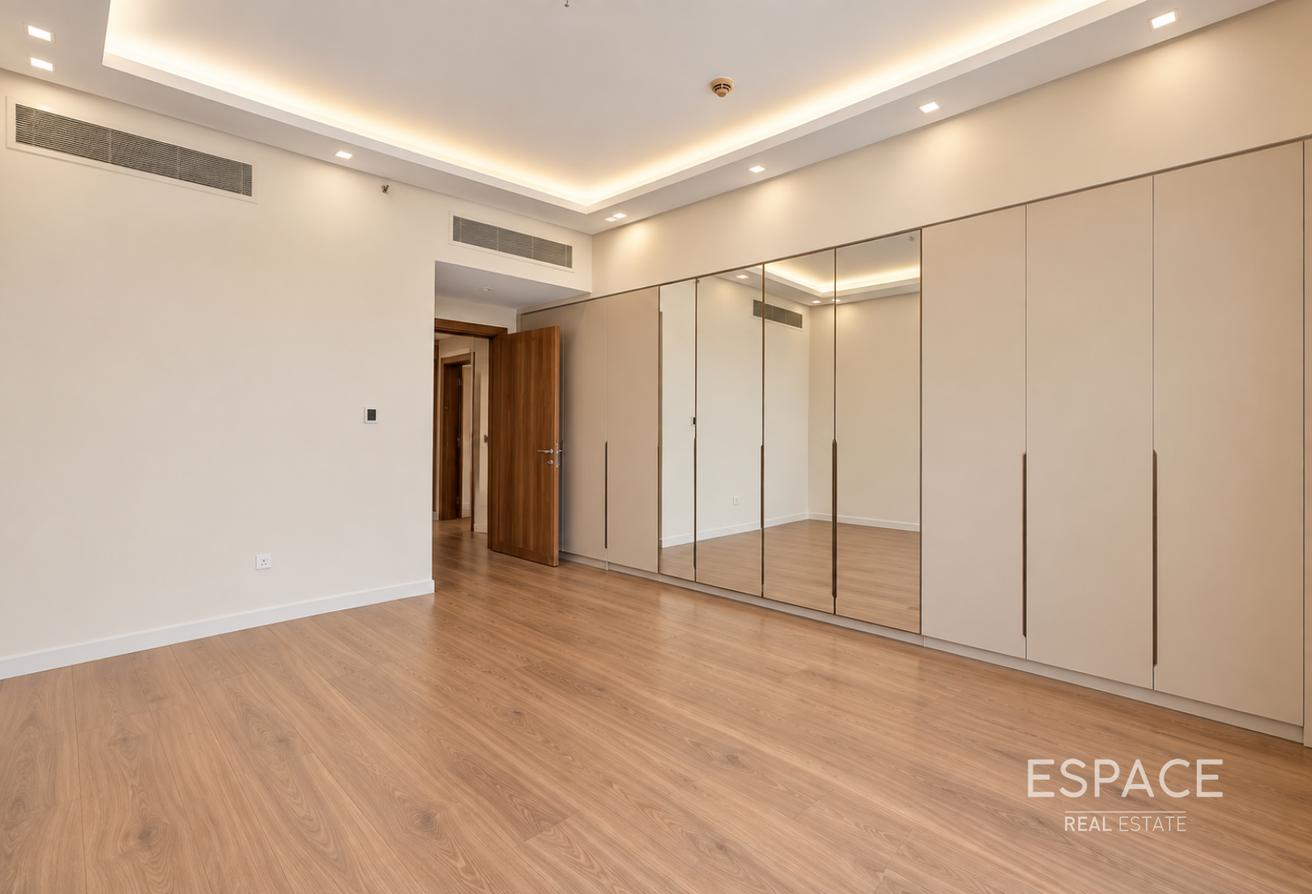 Fully Upgraded | Extended Terrace | Park View photo 6