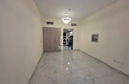 شقة - 1 حمام للايجار في الوردة بيضاء - الضاحية 12 - قرية جميرا الدائرية - دبي