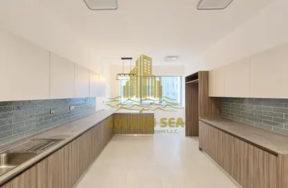 شقة - 4 غرف نوم - 5 حمامات للايجار في برج الزمرد - شارع خليفة - أبوظبي