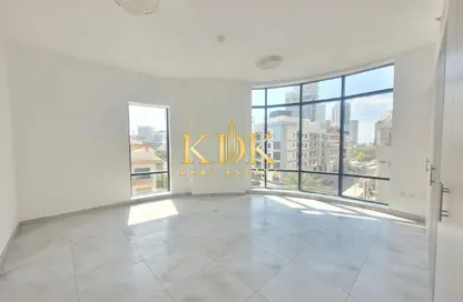 شقة - 2 غرف نوم - 3 حمامات للايجار في الوردة بيضاء - الضاحية 12 - قرية جميرا الدائرية - دبي