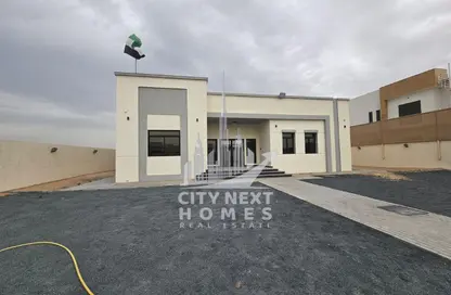 Villa - 4 Bedrooms - 6 Bathrooms for rent in Al Aweer 1 - Al Aweer - Dubai