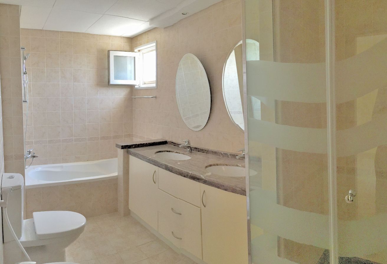 4 bedroom villa in Bungalows Area, Dubai Investment Park (DIP): 12