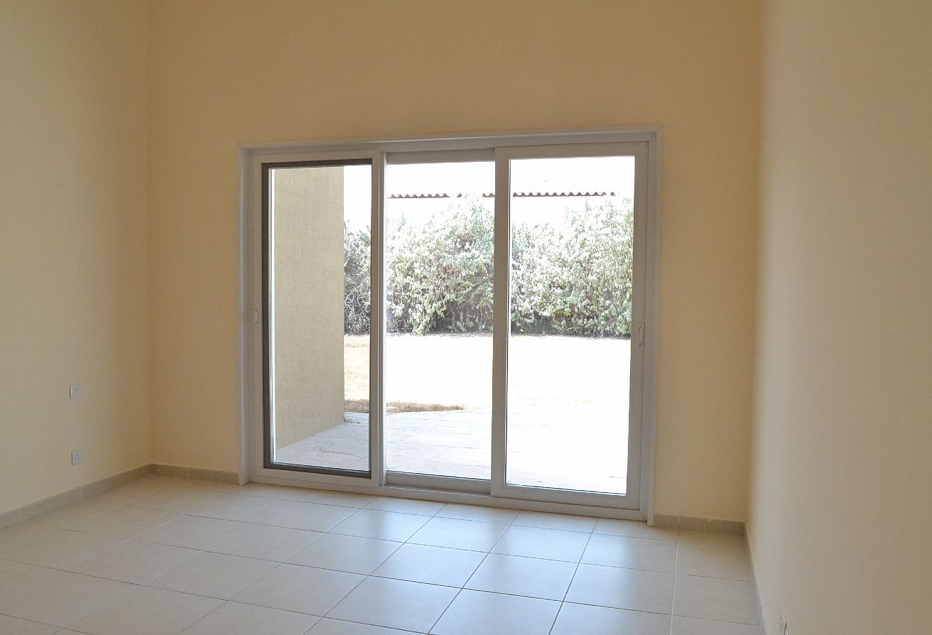 4 bedroom villa in Bungalows Area, Dubai Investment Park (DIP): 9