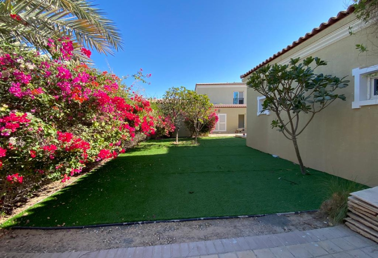 4 bedroom villa in Bungalows Area, Dubai Investment Park (DIP): 14