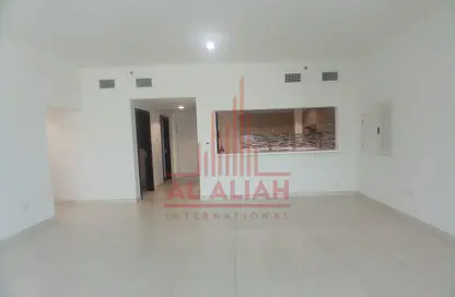 شقة - 2 غرف نوم - 3 حمامات للايجار في C105 - شارع الشيخ راشد بن سعيد - روضة أبو ظبي - أبوظبي