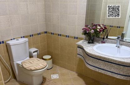 Apartment - 1 Bedroom - 2 Bathrooms for rent in Corniche Tower - Ajman Corniche Road - Ajman