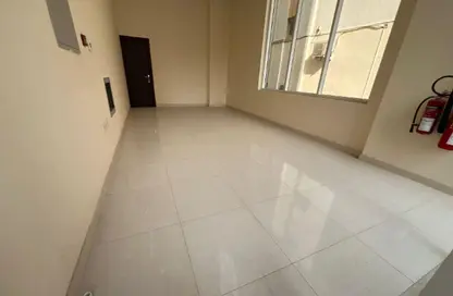 متجر - استوديو - 1 حمام للايجار في النبعة - الشرق - الشارقة