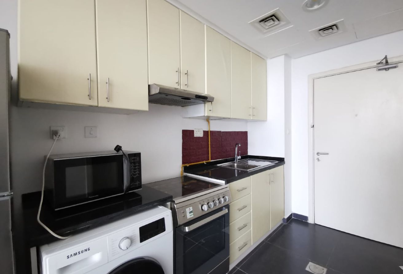 Studio apartment in Golf Panorama A, Damac Hills: 12