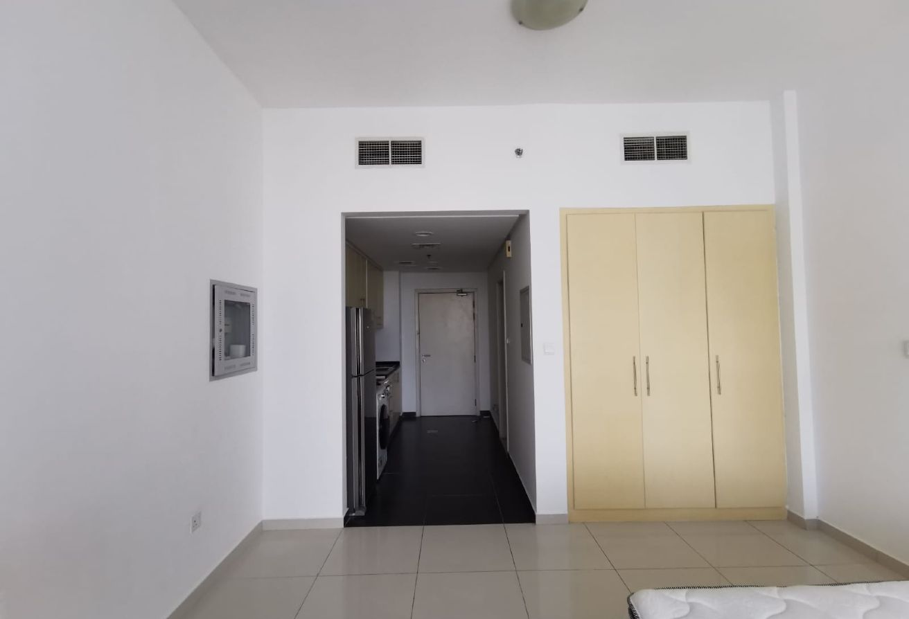 Studio apartment in Golf Panorama A, Damac Hills: 11