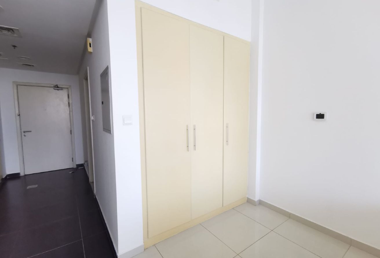 Studio apartment in Golf Panorama A, Damac Hills: 13