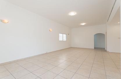 Villa - 3 - 4 for rent in Umm Suqeim 1 - Umm Suqeim - Dubai