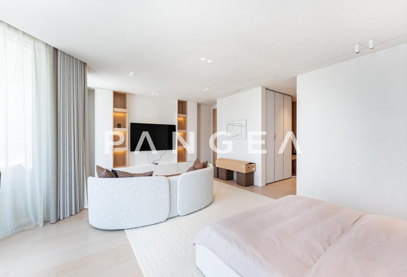 Exceptional Beachfront Turnkey | Renovated | Furnished photo 12