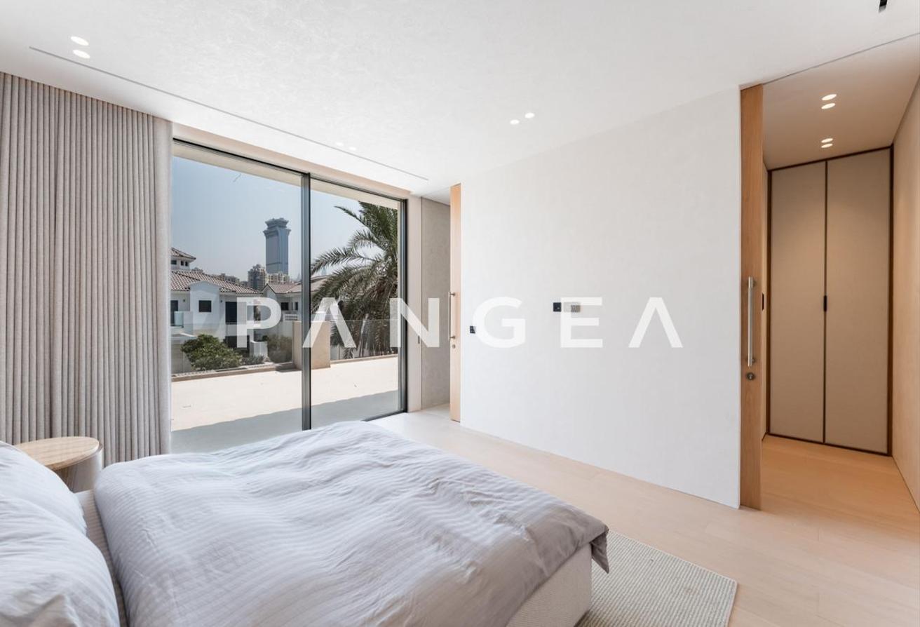 Exceptional Beachfront Turnkey | Renovated | Furnished photo 17