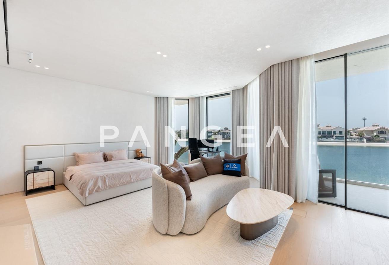 Exceptional Beachfront Turnkey | Renovated | Furnished photo 11
